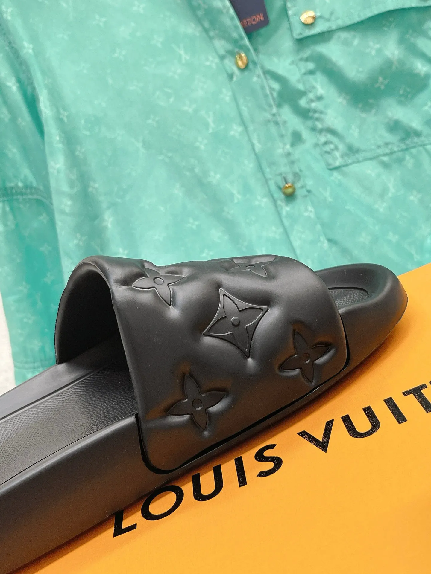 Factory price: 260💰【𝐋𝐕 Slippers】▪️Shoe size: Men's 38-45 ▪️Packaging: Counter top quality~original packaging 𝟐𝟎𝟐3 Louis Vuitton counter's new embossed slippers, L's monogram embossed slippers, Waterfront sandals are back, the upper buckle is embossed with LV's iconic Monogram pattern. Made of waterproof rubber with a comfortable and resilient insole. The lightweight, flexible outsole is embossed with the Louis Vuitton logo. ▪️Fabric: Original molded rubber foam surface ▪️Technology: embossed logo ▪️Sole: Original molded rubber foam outsole ▪️Sole thickness: 3CM.
